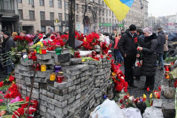 Цветы у одной из баррикад на улице Грушевского, где пролилась кровь